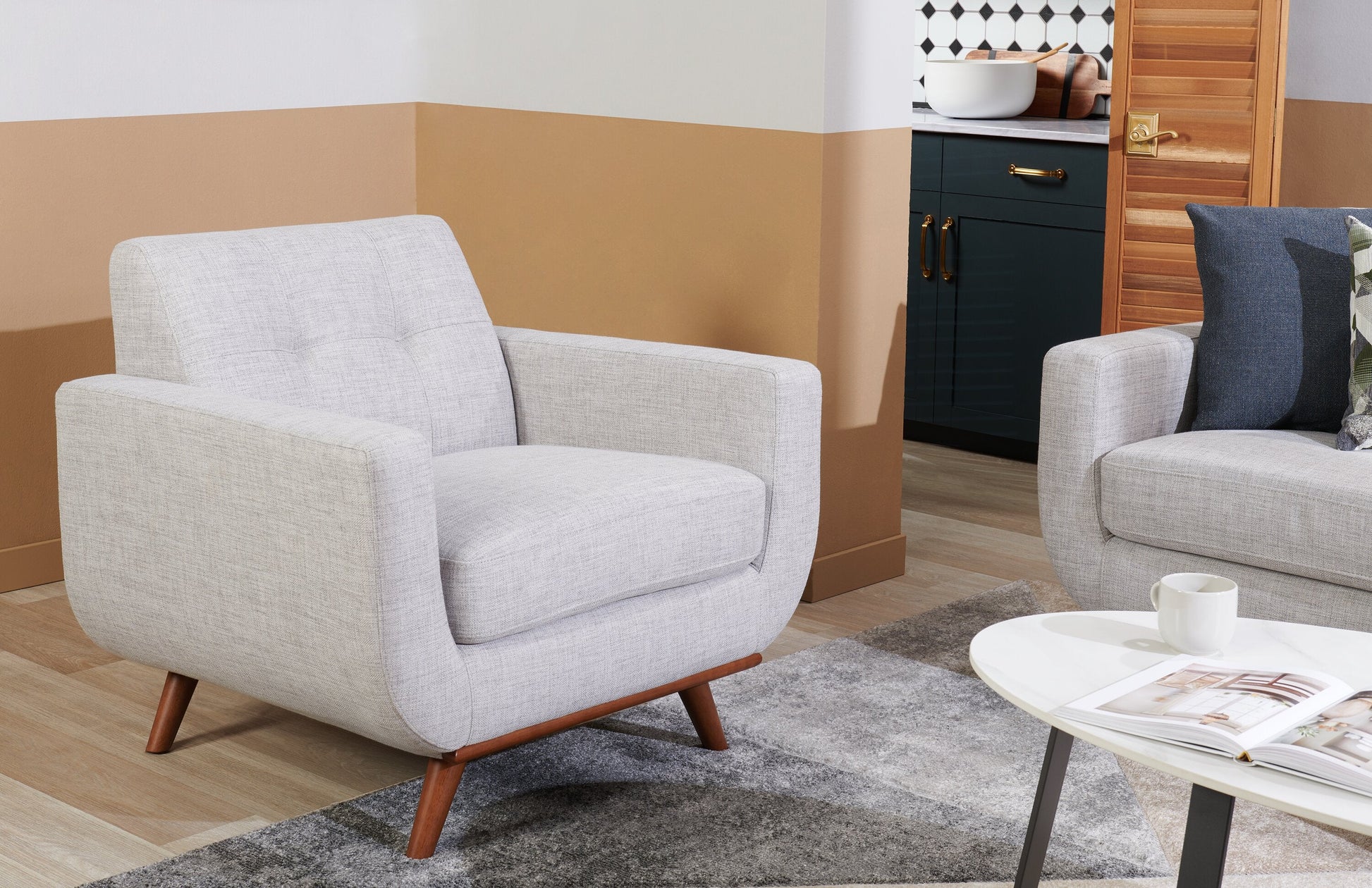 Kort & Co. Freeman 37" Linen-Look Fabric Chair with Wood Legs and Tufted Back Cushion - Dove White | Fauteuil Freeman Kort & Co. de 37 po en tissu d’apparence lin avec pattes en bois et coussin de dossier capitonné - blanc colombe